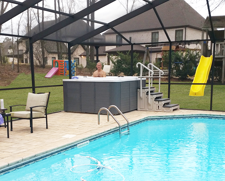 customer-using-jog-spa-in-backyard customer-using-jog-spa-in-backyard
